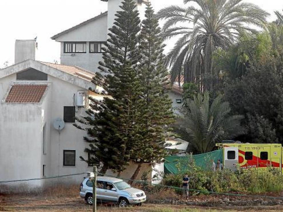 Agentes vigilan la zona mientras Sharon es trasladado a su casa en la Granja de los Sicomoros, ayer.
