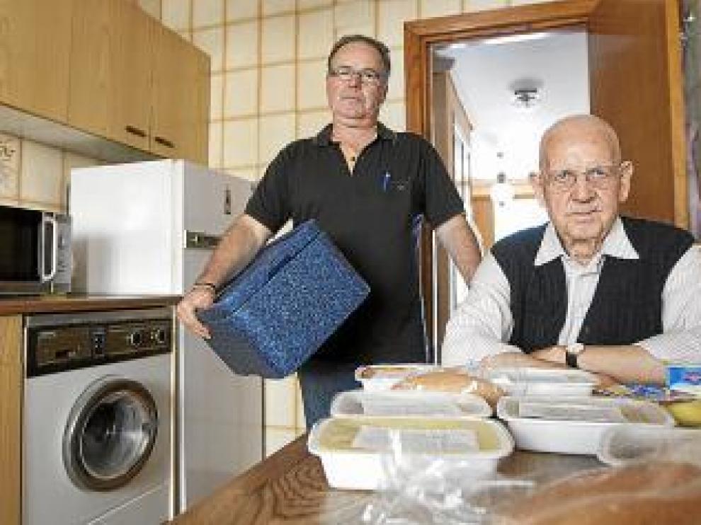 Fernando Sagaste le lleva la comida a Benigno Hernández.