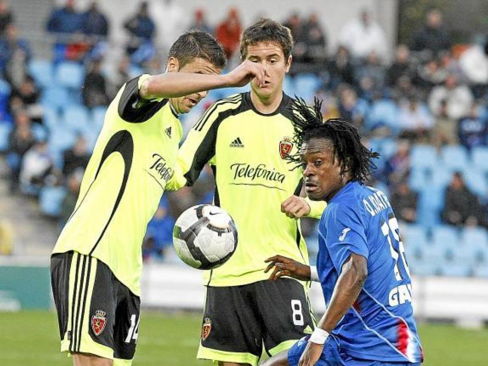 Gabi y Ander Herrera pelean por un balón con el getafense Boateng.