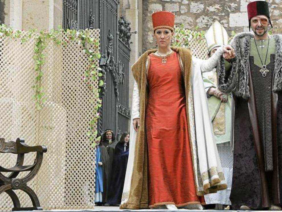 El traje y la capa que Isabel, diseñados por la joven Ethel Gareta