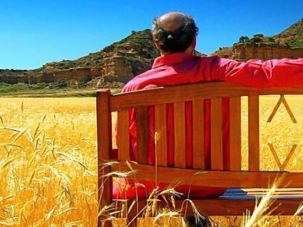 José Luis Gil, frente al imponente paisaje de los Monegros oscenses.