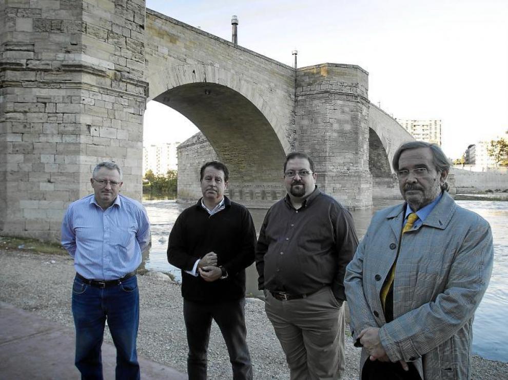 De izquierda a derecha, Julio González, Jerónimo Blasco, Rafael Tejedor y José Manuel Pérez Latorre, junto al puente de Piedra.