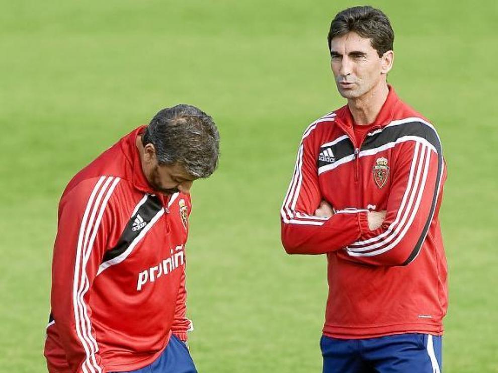 Gay y Nayim, con gesto y rostro serio en la Ciudad Deportiva.