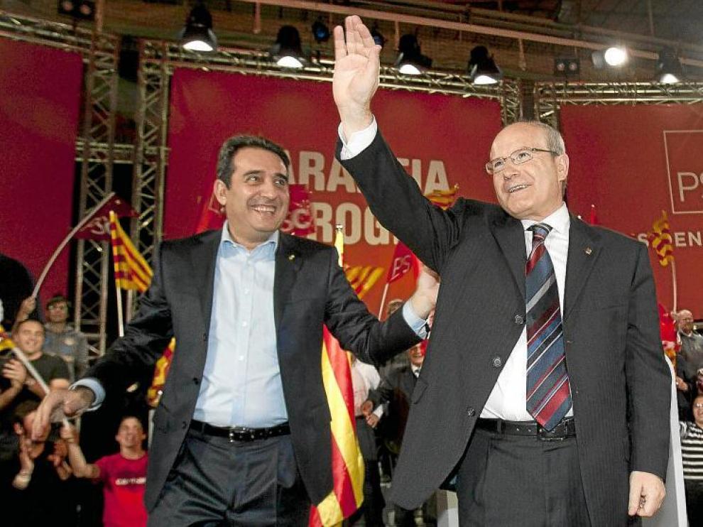 Montilla (d), acompañado por el alcalde de Sabadell, Manuel Bustos, en el acto electoral que el PSC protagonizó en esa localidad ayer.