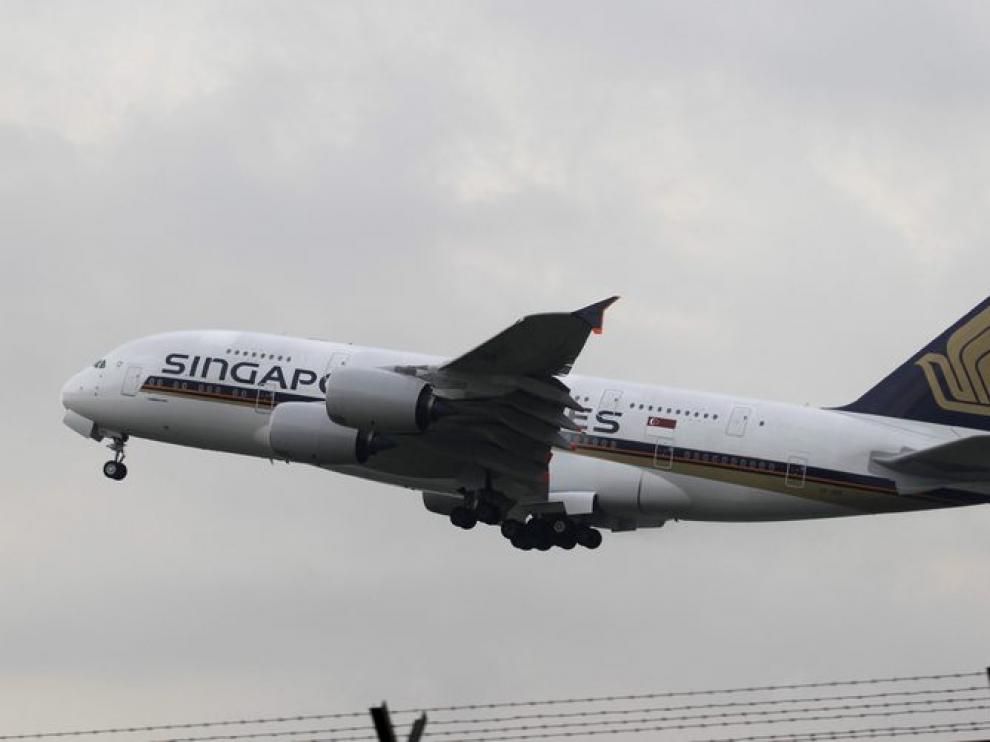 Un A-380 de la compañía Singapur Airlines despega del aeropuerto internacional de Changui