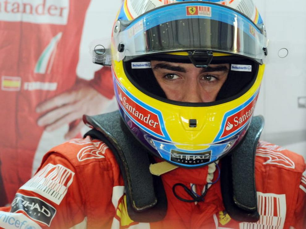 Alonso en el 'box' de Ferrari.