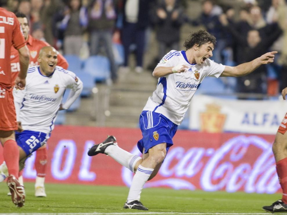 Contini celebra el go que marcó al Sevilla la temporada pasada en La Romareda, mientras 'Chupete' Suazo corre a celebrarlo con él