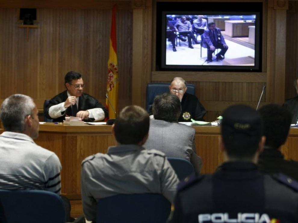 Los tres acusados, de espaldas, durante la intercención de Eguiguren, hoy en la Audiencia Nacional