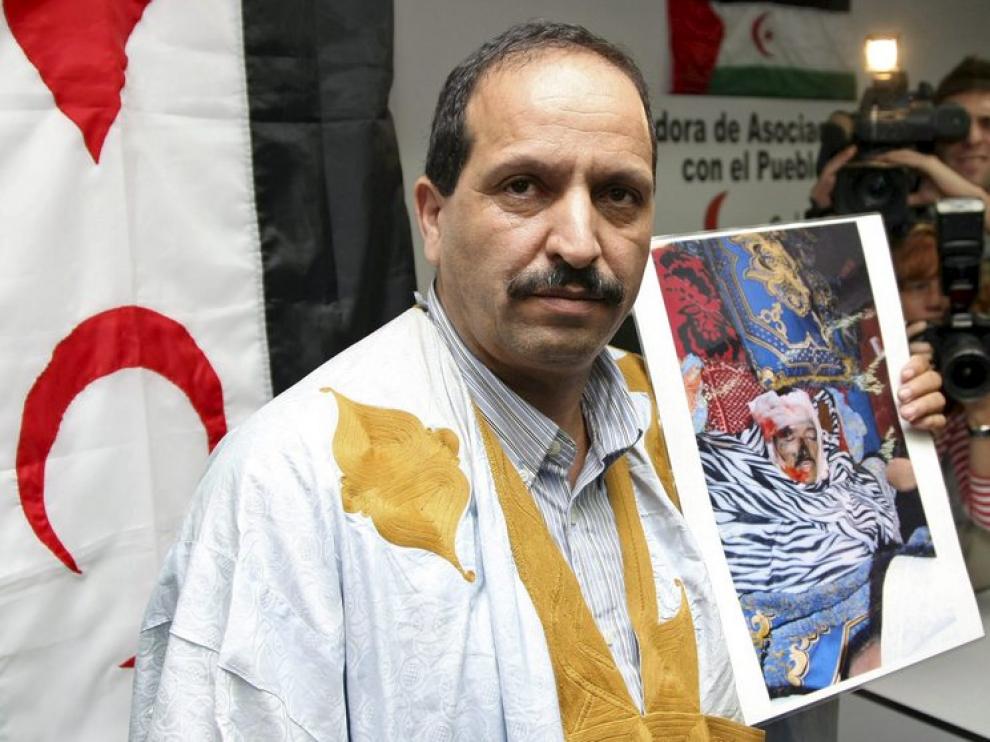 Lahmad Mulud Ali muestra una foto de su hermano Babi Hamadi, muerto en El Aaiún.