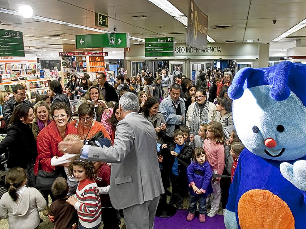 Pupi junto a los niños.