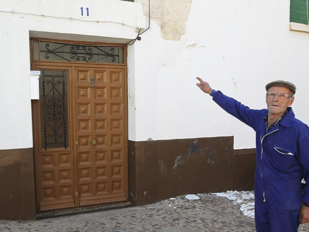 Un vecino señala la casa donde la mujer permaneció secuestrada