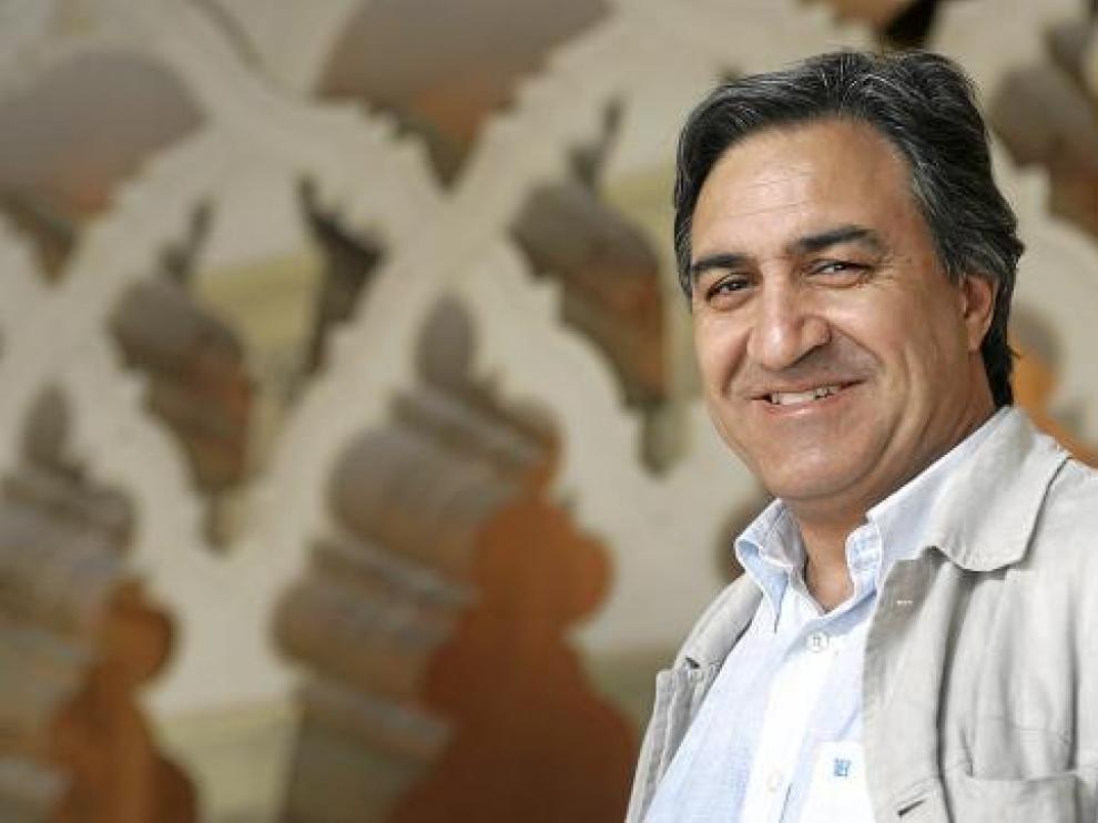 José Luis Corral sonríe en un rincón de la historia aragonesa, en la Aljafería.