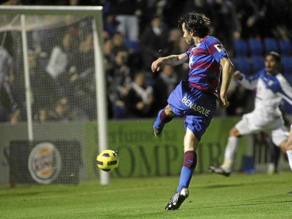 Juanjo Camacho dispara a puerta en una de las ocasiones más claras del Huesca ayer. El defensa del Tenerife Luna rechazó la pelota cuando ya entraba.