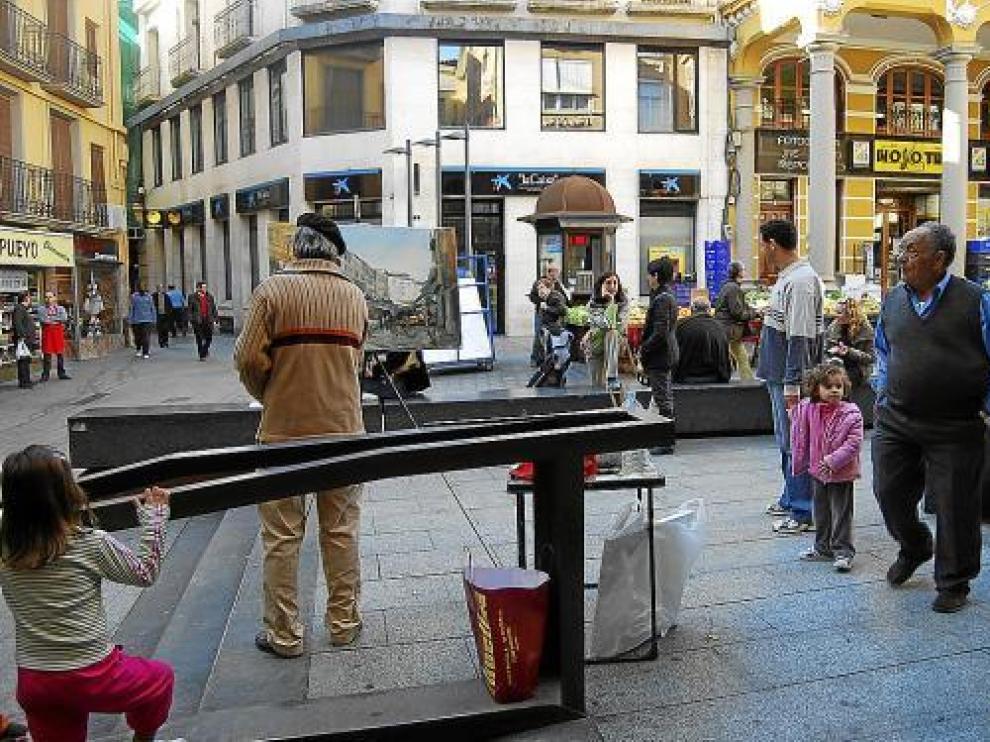 La presencia de los pintores animó la mañana sabatina en la plaza del Mercado de Barbastro.