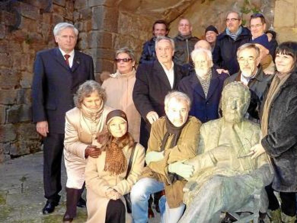 El equipo de 'La vaquilla', junto a la escultura de Berlanga en Sos, en la conmemoración del año pasado.