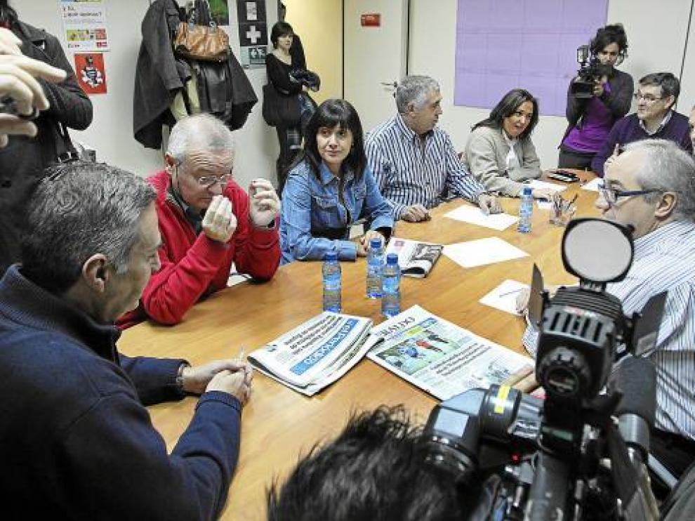 Caras serias en la reunión celebrada en la sede del PSOE para fijar posturas de cara al pleno del día 17.