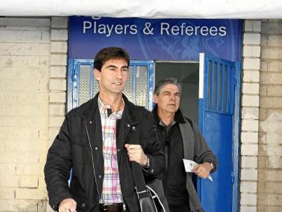 Gay sale del estadio junto al delegado, Morgado, ayer al mediodía.