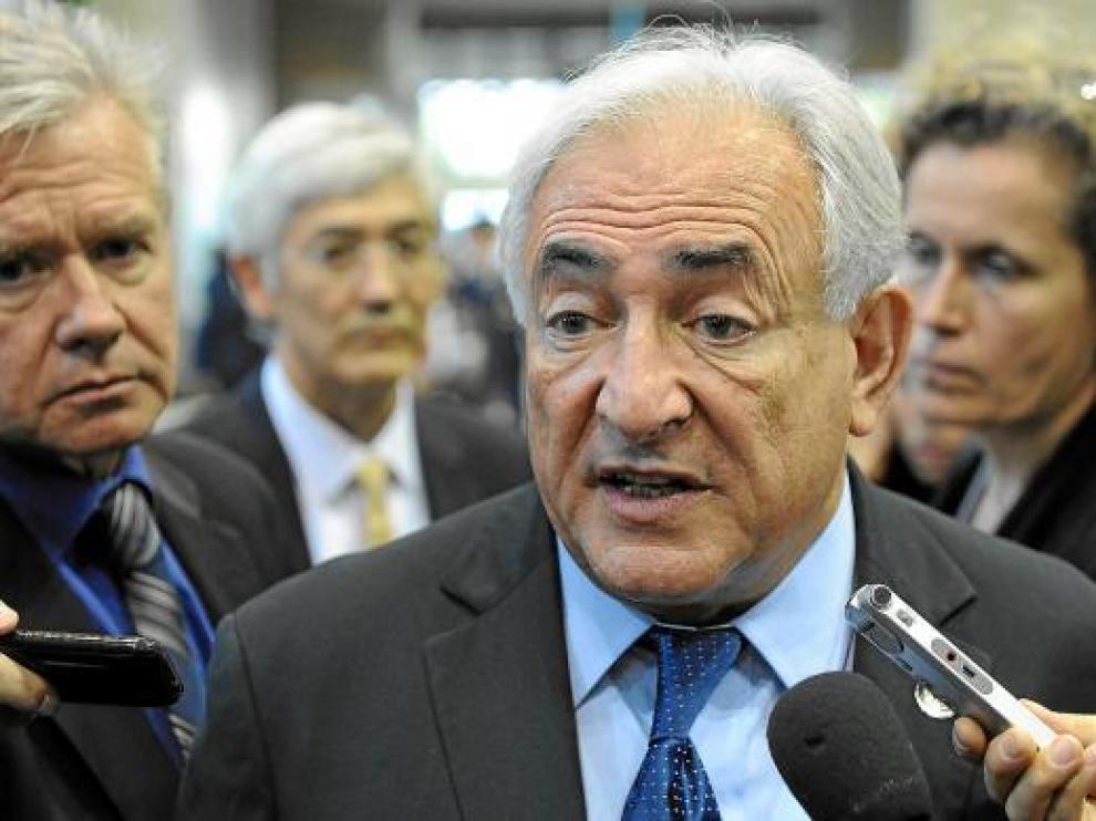 El director del Fondo Monetario Internacional, Dominique Strauss-Kahn, con la prensa en Japón.