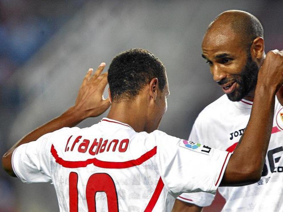 Luis Fabiano celebra un gol con su compañero Kanouté en el partido jugado en el Sánchez Pizjuán (4-3) contra el Athletic.
