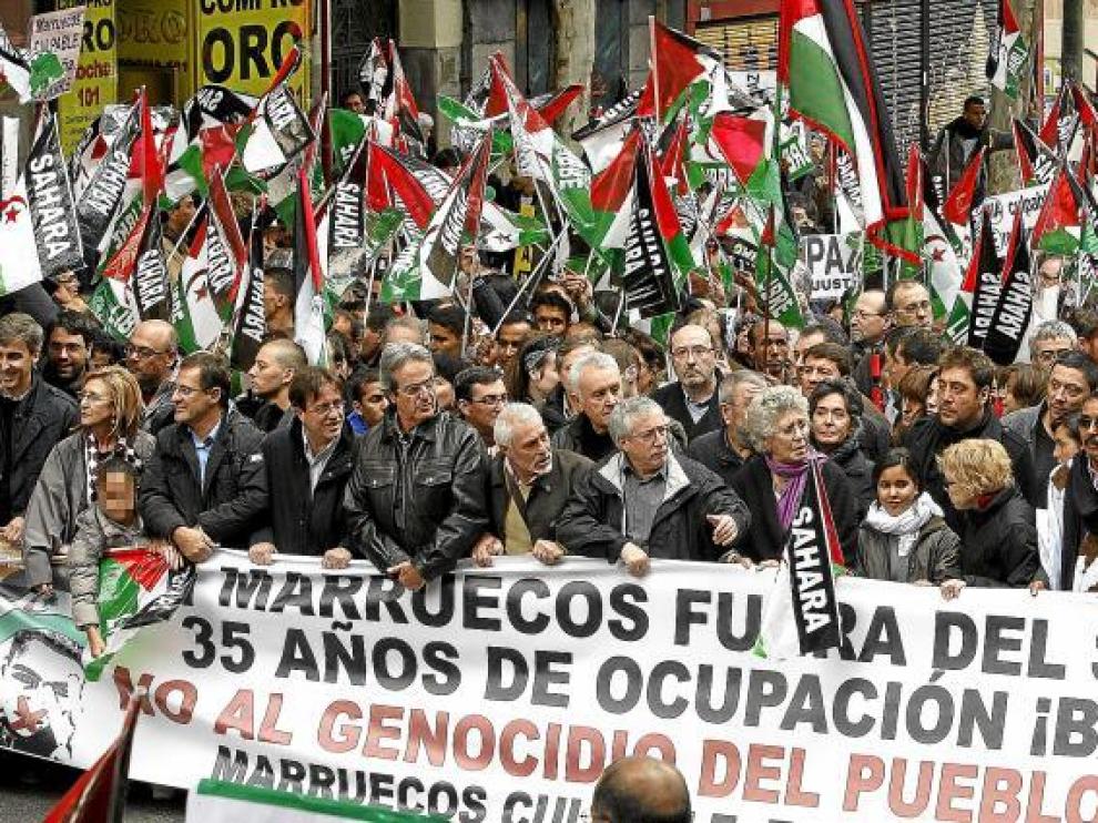 En la cabecera de la manifestación, juntos actores como la familia Bardem, Eduardo Noriega o Rosa María Sardá; políticos como Cayo Lara y sindicales como Méndez y Toxo.
