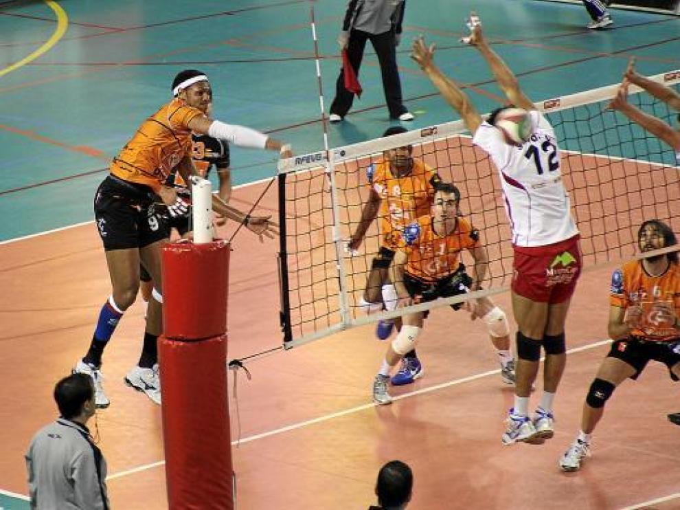 Cáceres remata en una acción del partido de ayer contra el Multicaja Fábregas en Los Planos.
