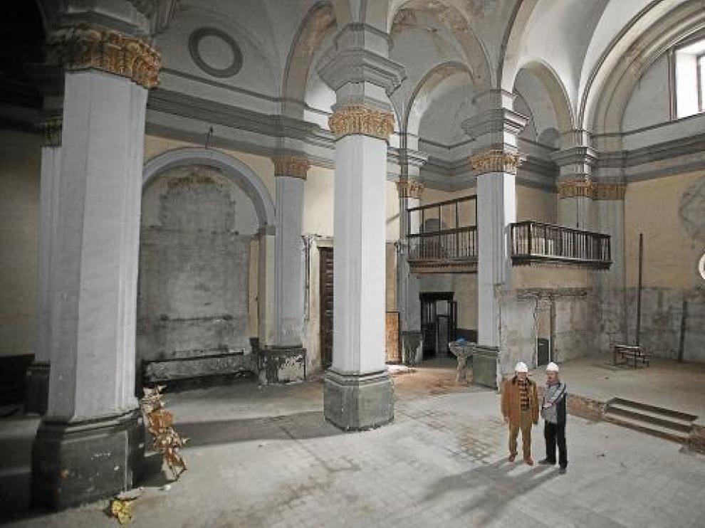 Miembros de la asociación San Nichifor el Confesor, durante una visita a la iglesia de San Miguel.