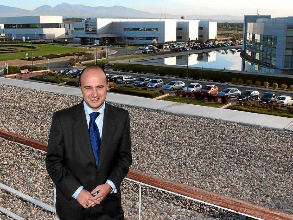 José Luis Latorre en la terraza de la sede principal, desde donde se pueden ver algunos de los 13 edificios del parque.