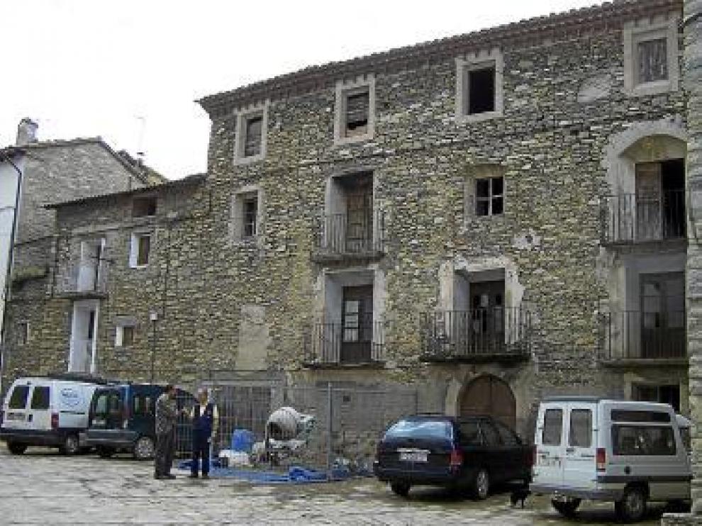 Fachada de Cal Potecari, antiguo palacete en Puente de Montañana