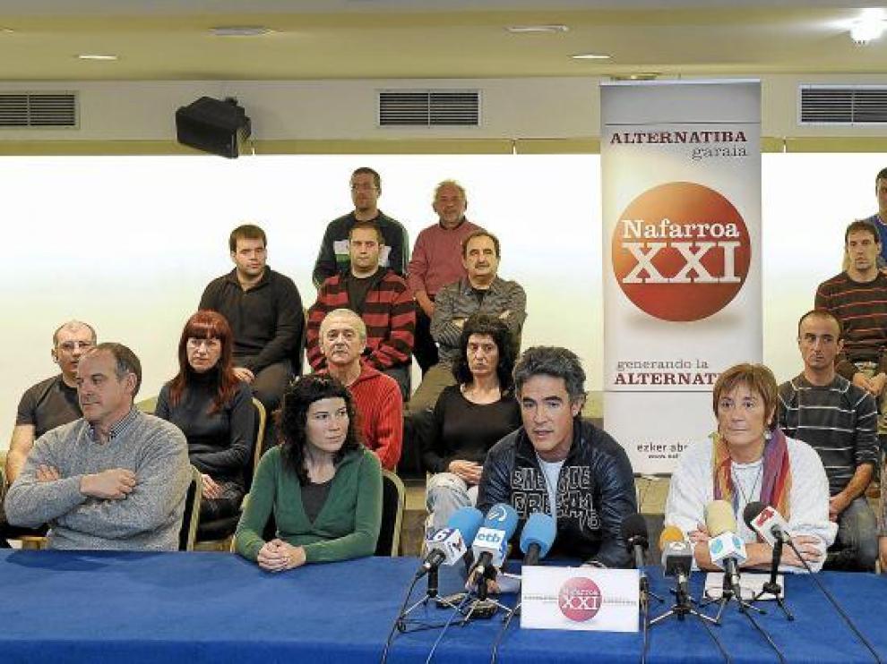 Moreno (2 d), Kiroga (3) y Pueyo (3d), junto a otros miembros de la izquierda abertzale, ayer en Pamplona.