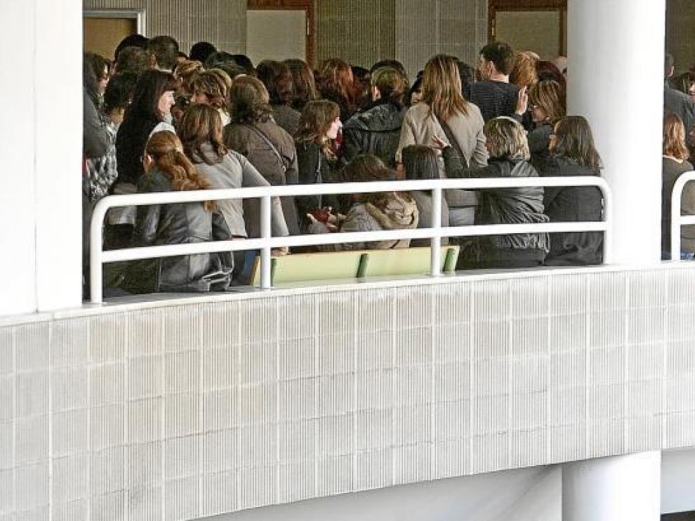 Los opositores, a las puertas de varias aulas de la Facultad de Derecho de Zaragoza.