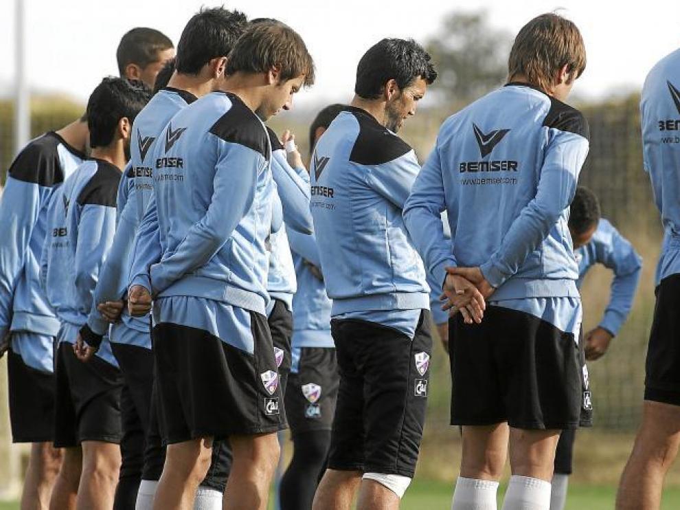 Los futbolistas atienden cabizbajos la charla del técnico, Onésimo Sánchez, antes de comenzar el entrenamiento de ayer.