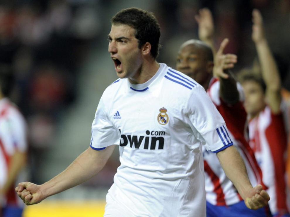 Higuaín celebra el gol ante el Sporting