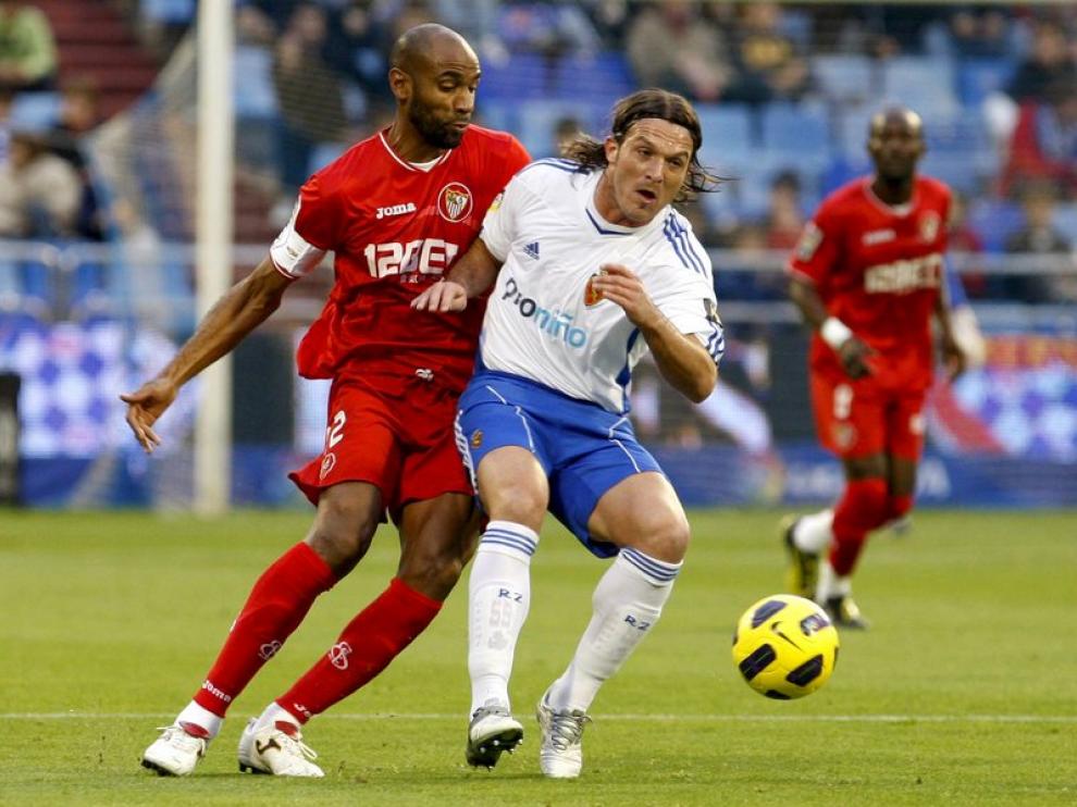 Lanzaro y Kanouté se miden por un balón en el partido de la pasada temporada