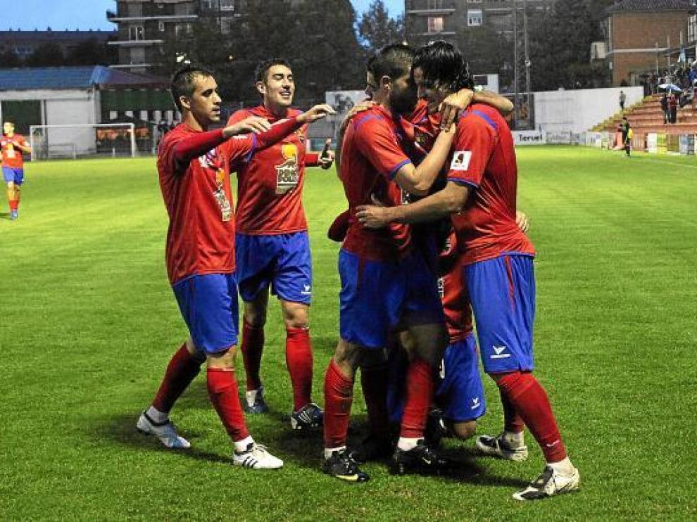 Los futbolistas del Teruel celebran un gol en Pinilla, durante el partido ante el Denia.