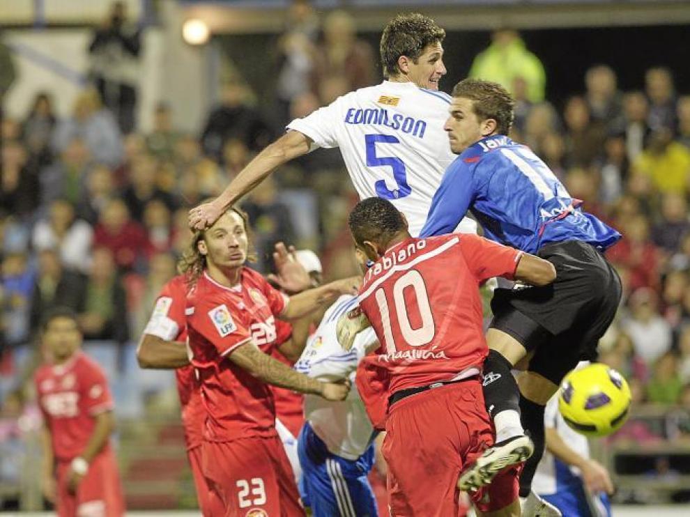 Edmilson se levanta por encima de la defensa del Sevilla, pero no logra rematar a puerta.