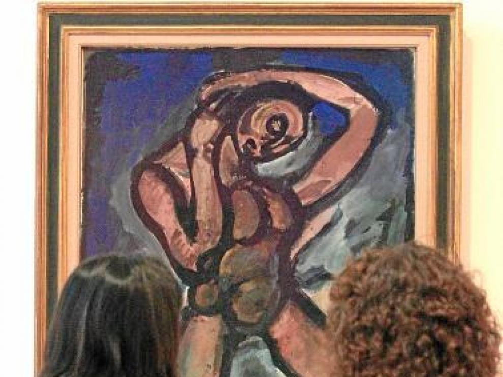 Dos mujeres contemplan en Bilbao la obra 'Acróbata', de Roualt.