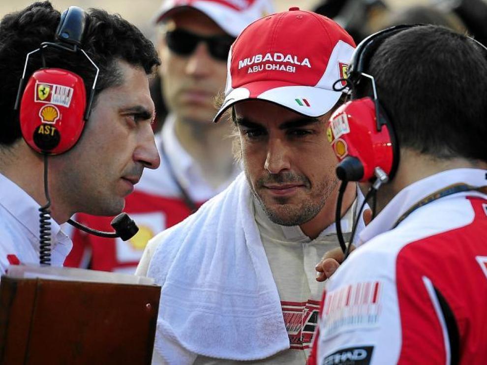 El piloto español Fernando Alonso dialoga con los ingenieros de Ferrari durante el Gran Premio de Abu Dabi.