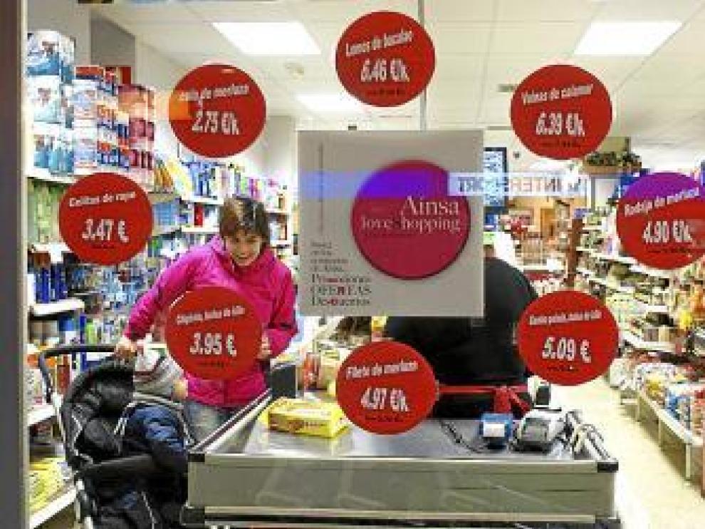 Las tiendas anuncian en sus escaparates las ofertas de la campaña.