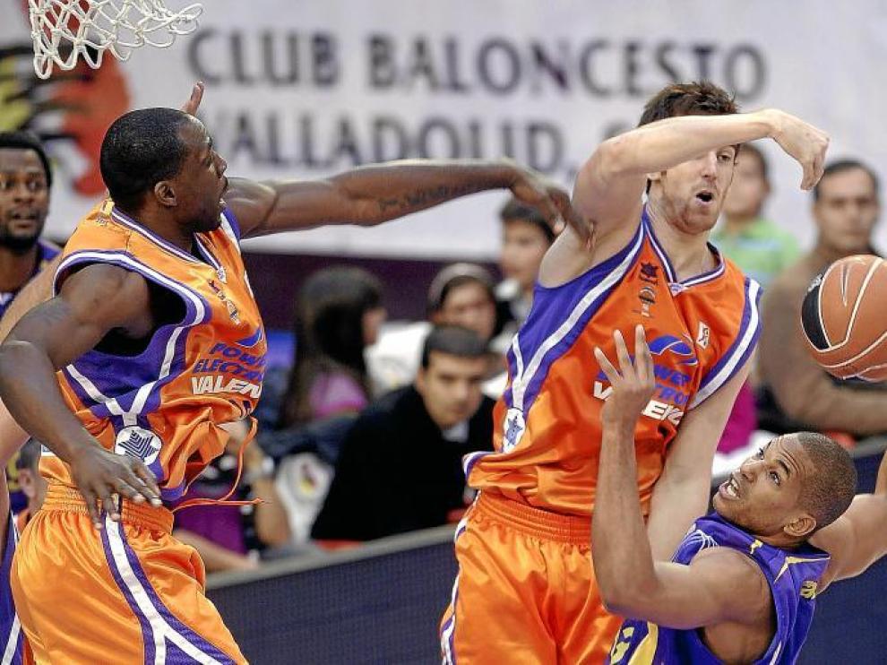 Pietrus y Claver se elevan en busca de un balón en el encuentro del pasado domingo en Valladolid.