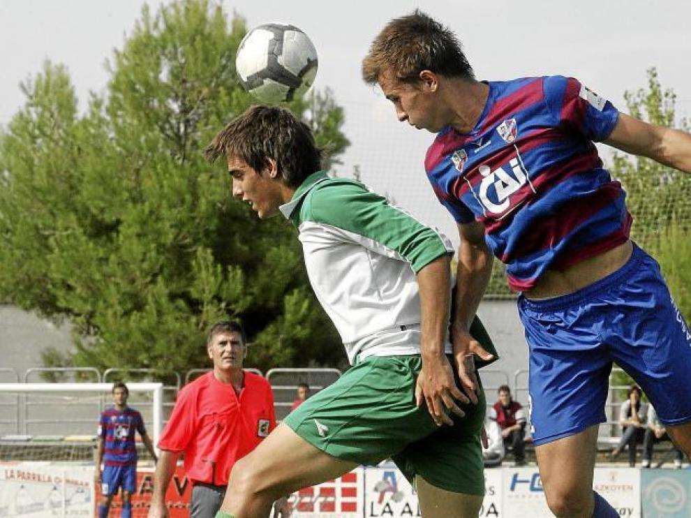 Imagen del partido que disputó el Huesca ante el Cornellá en el campo de San Jorge.