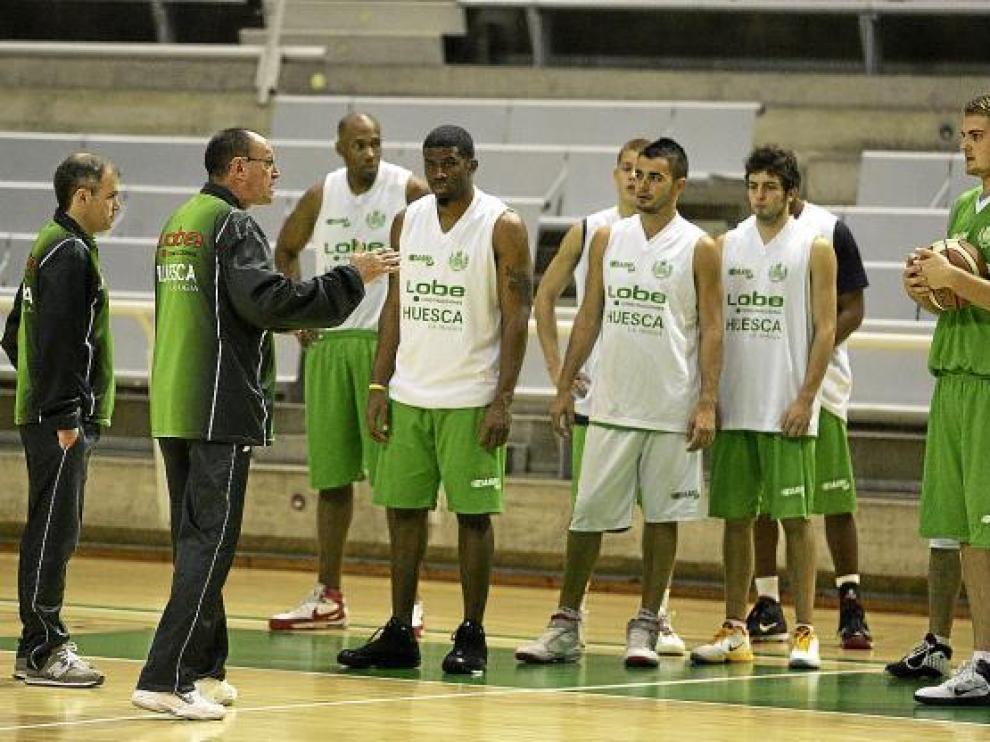 El cuerpo técnico del Lobe, con Suso Seoane a la izquierda de Navarro, se dirige a la plantilla.