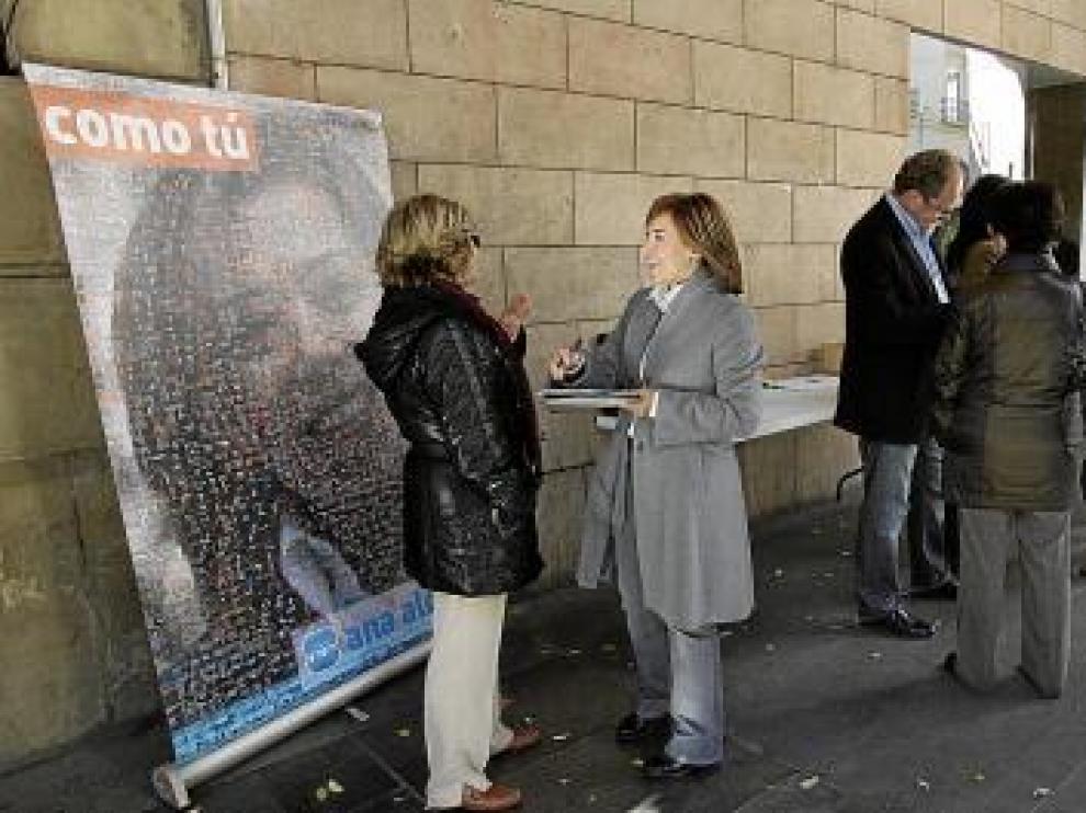 Ana Alós hablaba con una ciudadana ayer en los Porches de Galicia.