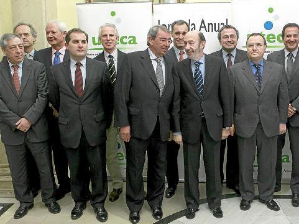 Rubalcaba, con barba, con los los representantes de UTECA.
