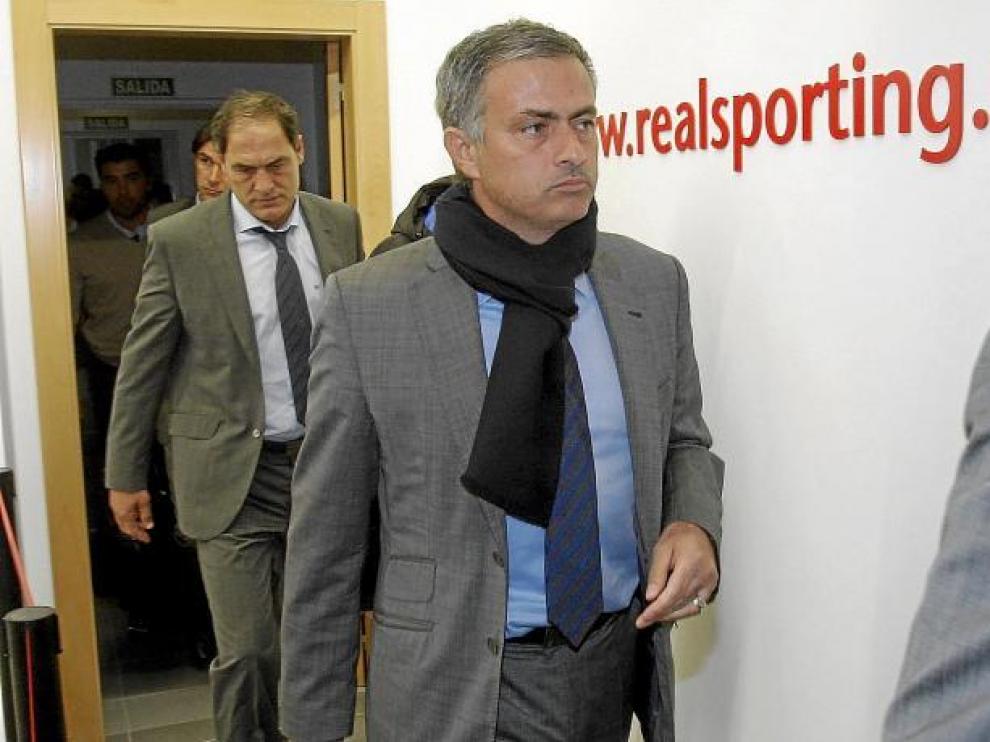 Mourinho atraviesa las 'entrañas' de El Molinón.