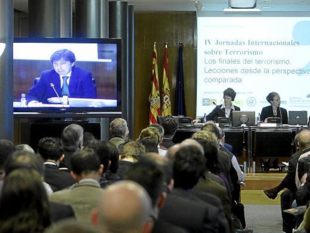 El profesor Alonso, durante su ponencia de ayer en la sala Goya del palacio de la Aljafería.