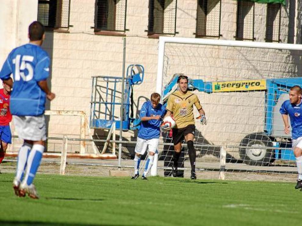 Caballero se dispone a sacar de portería.