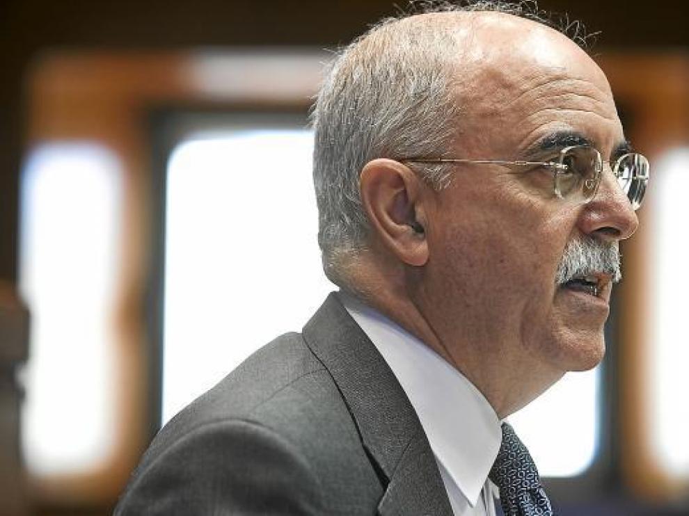 El consejero de Economía, Alberto Larraz, ayer, durante su intervención en las Cortes.