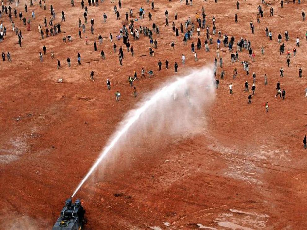 Imagen del lunes de la semana pasada en la que un camión policial de Marruecos dispersa a un grupo de saharauis cerca de El Aaiún.