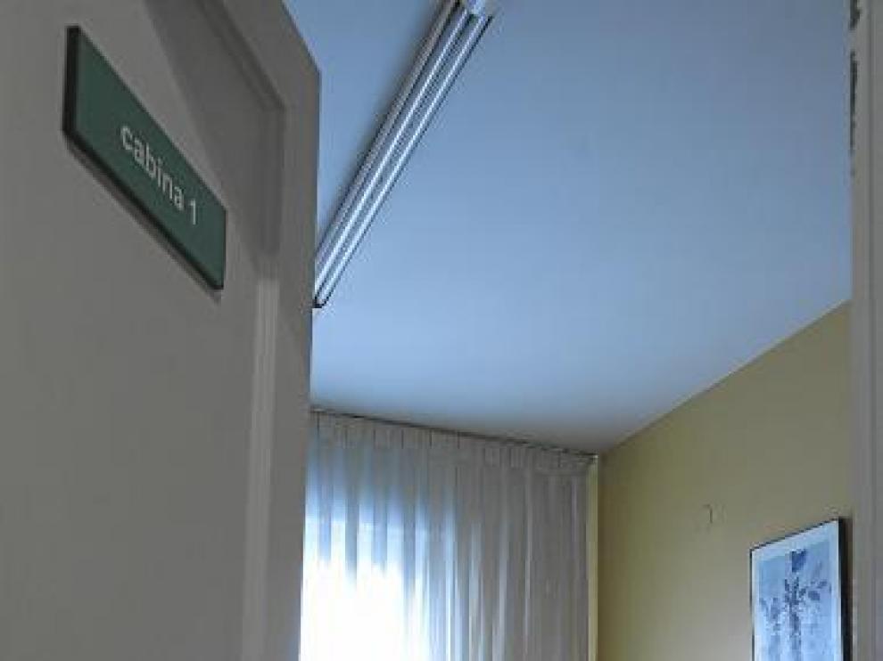 Una voluntaria ayer, en la sede zaragozana.