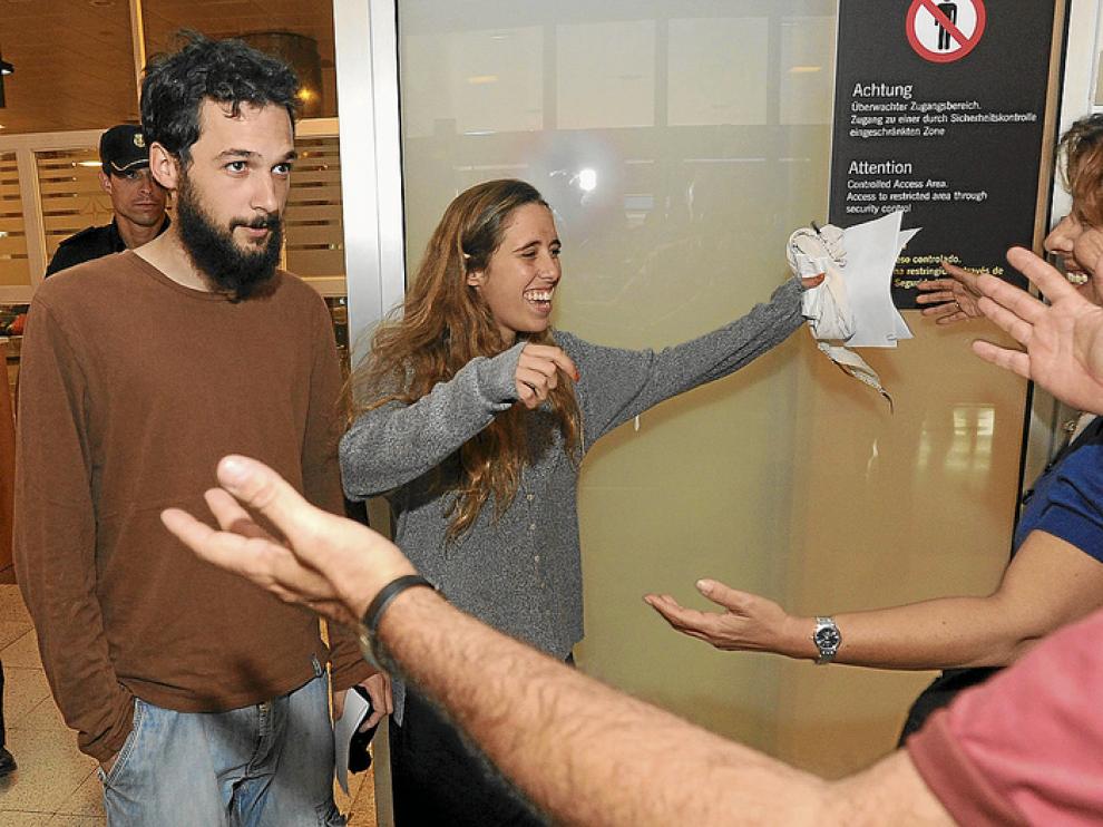 Los activistas Silvia García y Javier Sopeña, a su llegada ayer al aeropuerto de Gran Canaria